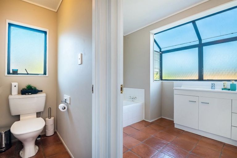 Photo of property in 2/41 Radiata Lane, Chatswood, Auckland, 0626