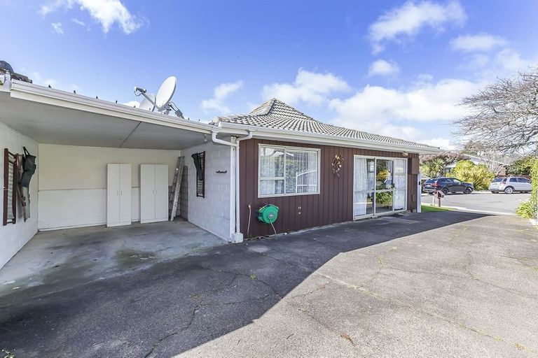 Photo of property in 15 Mckeefry Grove, Tawa, Wellington, 5028