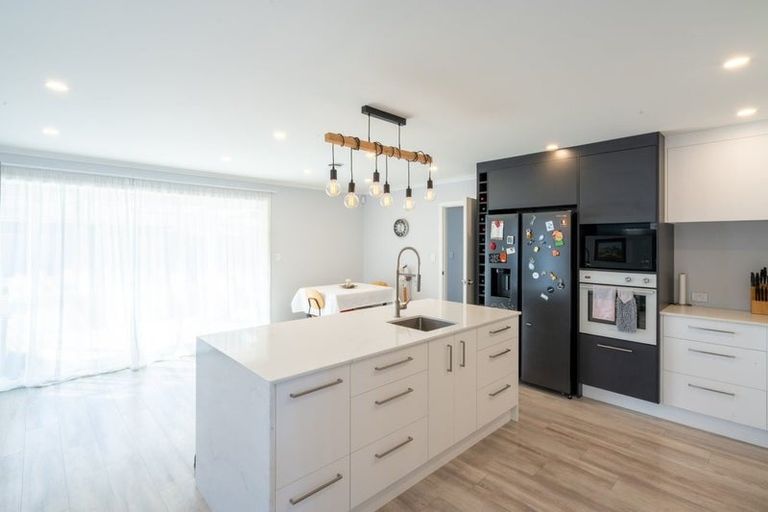 Photo of property in 96 Johnstone Drive, Fitzherbert, Palmerston North, 4410