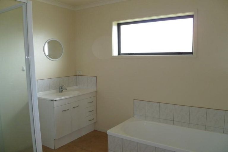 Photo of property in 17a Chesterton Terrace, Henderson, Auckland, 0612