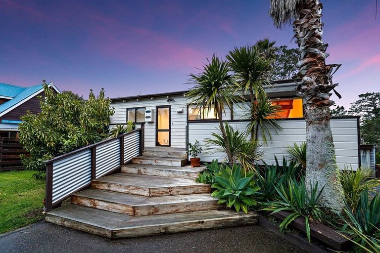 Photo of property in 117 Oreil Avenue, West Harbour, Auckland, 0618