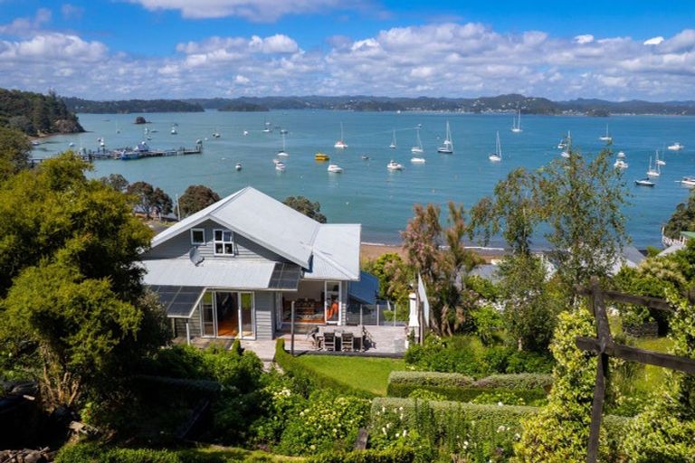 Photo of property in 27 Wellington Street, Russell, 0202