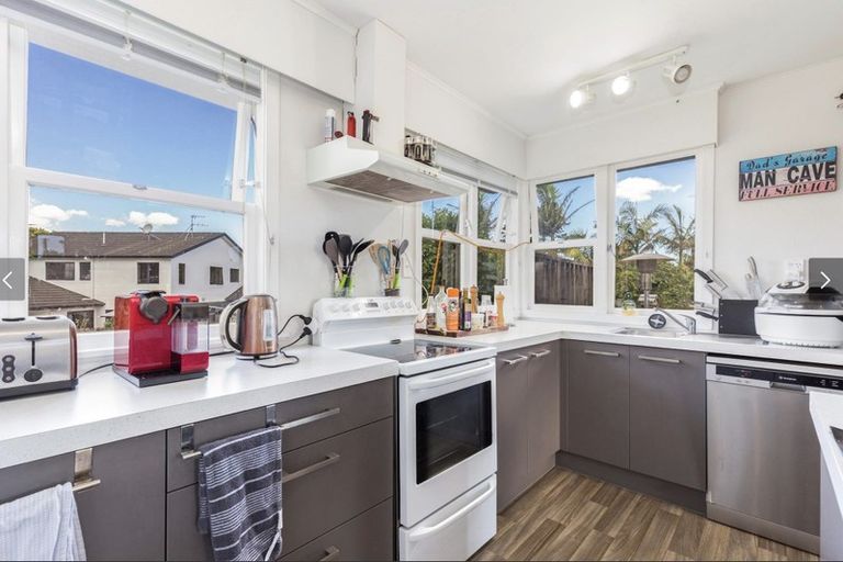 Photo of property in 2/111 Hobsonville Road, West Harbour, Auckland, 0618