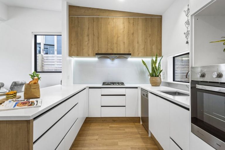 Photo of property in 61a Knights Road, Rothesay Bay, Auckland, 0630