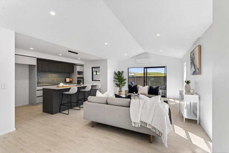 Photo of property in 14 Annie Aranui Drive, Poraiti, 4182