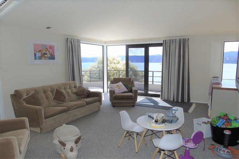Photo of property in 13 Fortification Road, Karaka Bays, Wellington, 6022