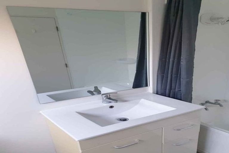 Photo of property in 17a Enderby Drive, Te Atatu Peninsula, Auckland, 0610