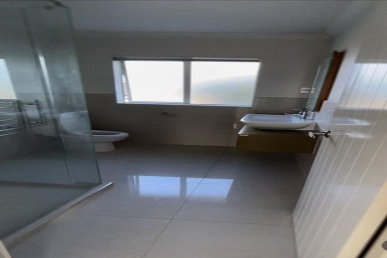 Photo of property in 106 Lake Panorama Drive, Henderson Valley, Auckland, 0612