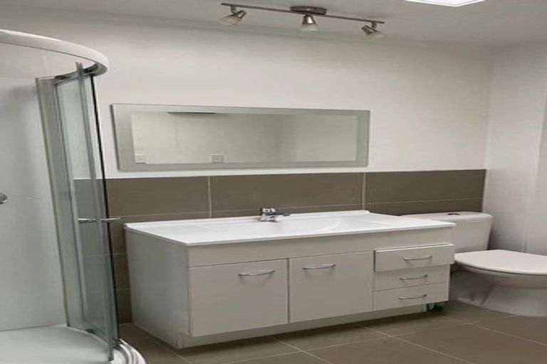 Photo of property in 1/309 Wairau Road, Totara Vale, Auckland, 0627