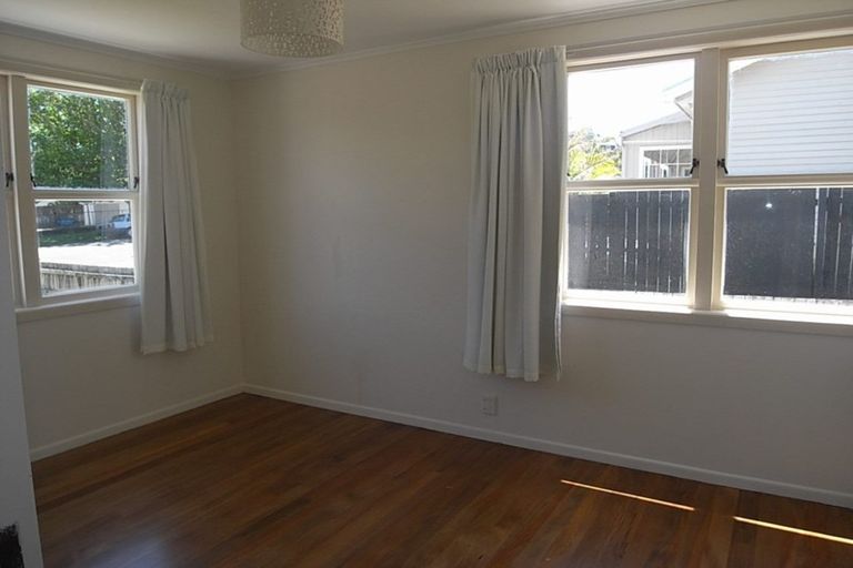 Photo of property in 16 Raymond Street, Point Chevalier, Auckland, 1022