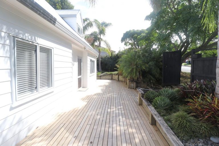 Photo of property in 19 Rehia Road, Massey, Auckland, 0614