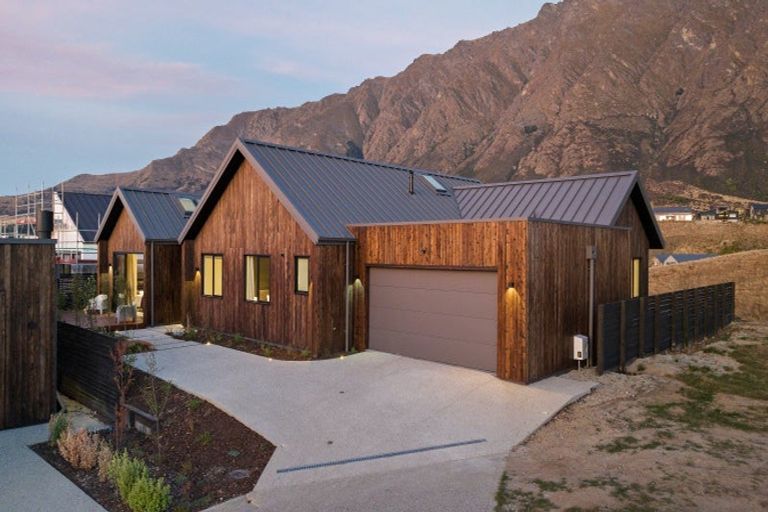 Photo of property in 28 Cunninghams Drive, Jacks Point, Queenstown, 9371