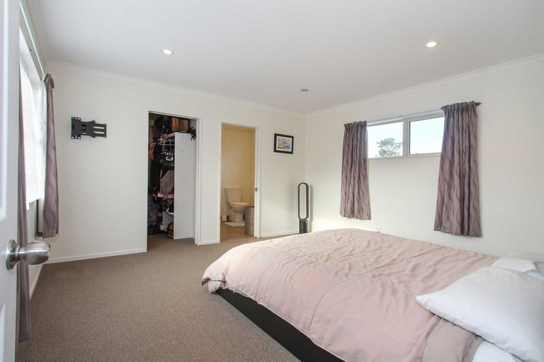 Photo of property in 40 Roberts Road, Glenfield, Auckland, 0629