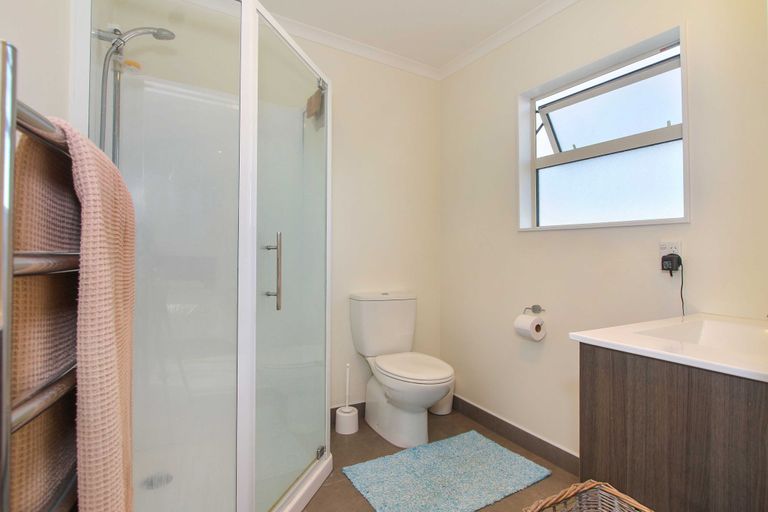 Photo of property in 40 Roberts Road, Glenfield, Auckland, 0629