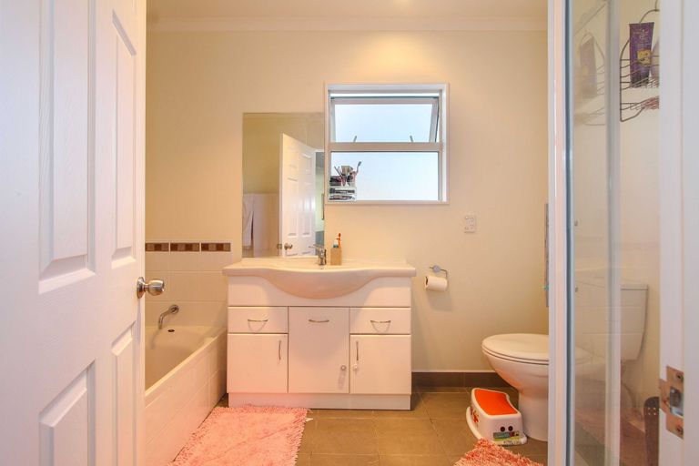 Photo of property in 40 Roberts Road, Glenfield, Auckland, 0629