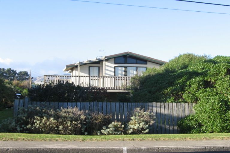 Photo of property in 16 Field Way, Waikanae Beach, Waikanae, 5036