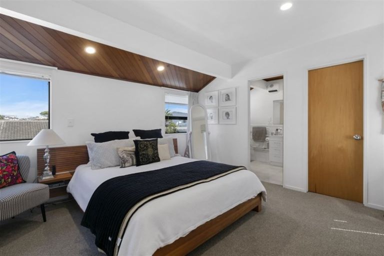 Photo of property in 2/11 Seaview Road, Castor Bay, Auckland, 0620