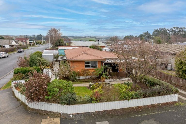 Photo of property in 6 Cross Street, Milton, 9220