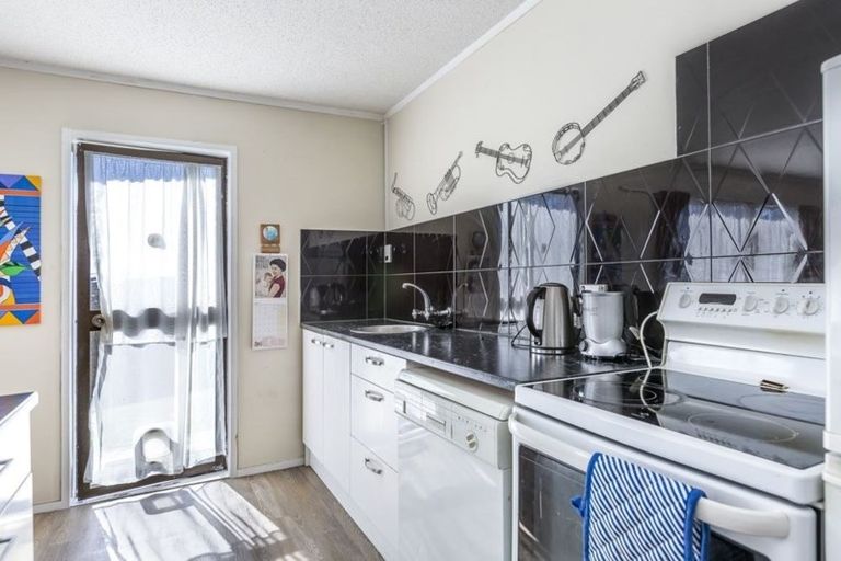 Photo of property in 3/283 Glenfield Road, Glenfield, Auckland, 0629