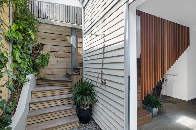 Photo of property in 221 Houghton Bay Road, Houghton Bay, Wellington, 6023