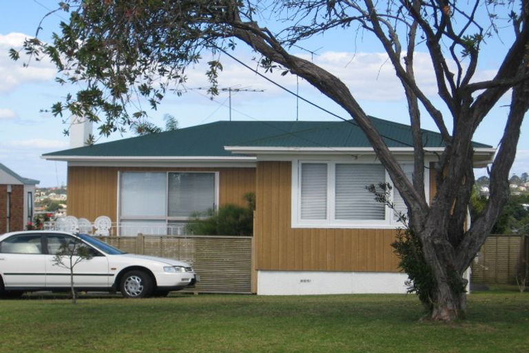 Photo of property in 2/14 Knights Road, Rothesay Bay, Auckland, 0630
