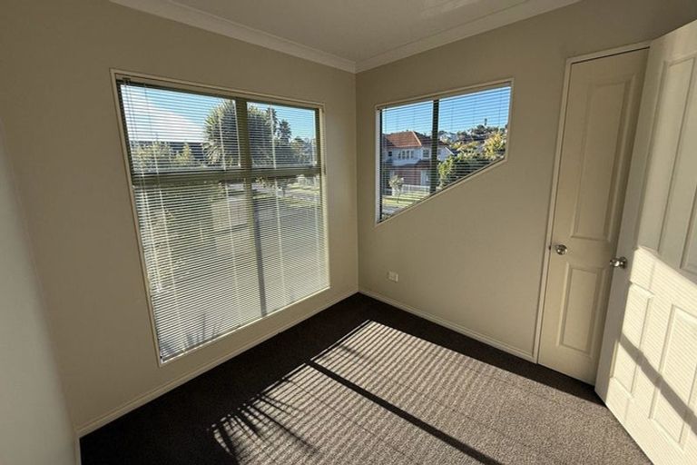 Photo of property in 6 Chadlington Avenue, Henderson, Auckland, 0612