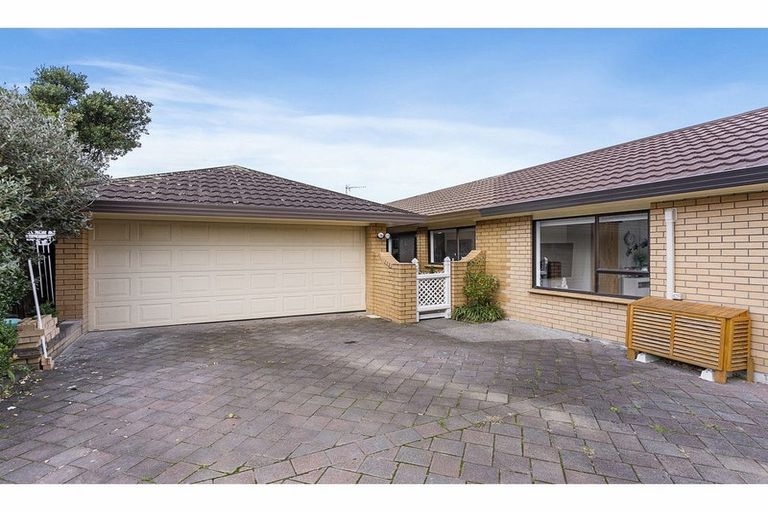 Photo of property in 3 Voltaire Court, Botany Downs, Auckland, 2010