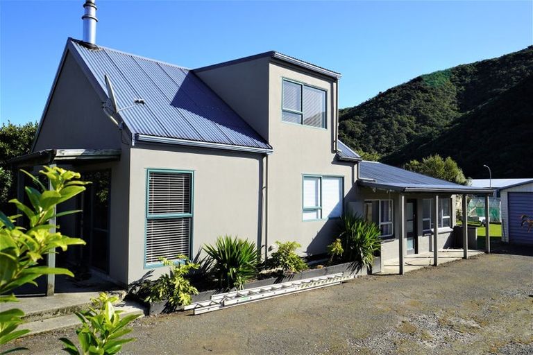 Photo of property in 44 Beach Road, Waikawa, Picton, 7220