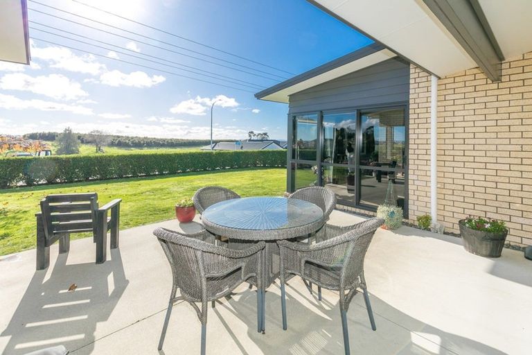 Photo of property in 2 Ruske Place, Grandview Heights, Hamilton, 3200