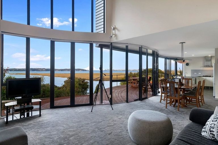 Photo of property in 187 West Harbour Drive, West Harbour, Auckland, 0618