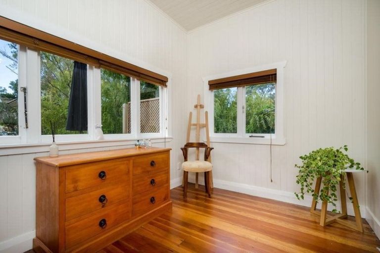 Photo of property in 26 Sunnyside Road, Sunnyvale, Auckland, 0612