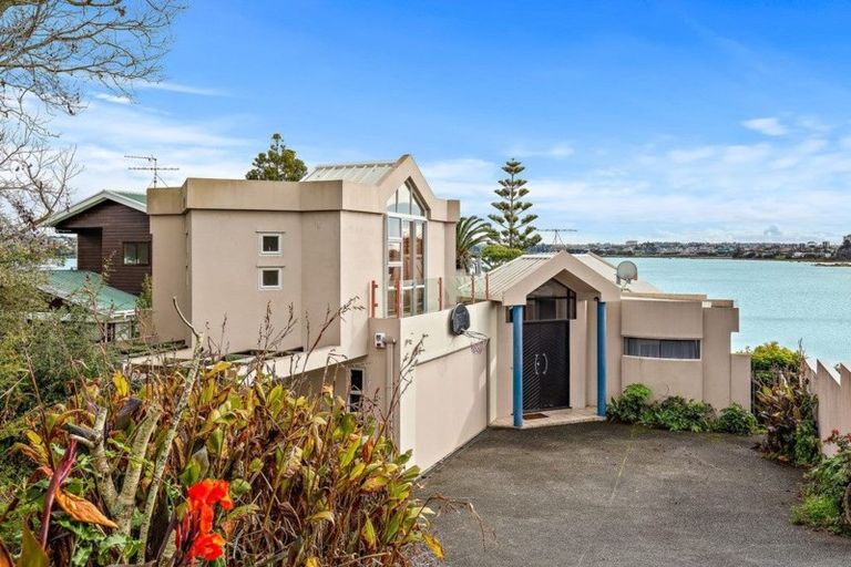Photo of property in 2/33 Beresford Street, Bayswater, Auckland, 0622
