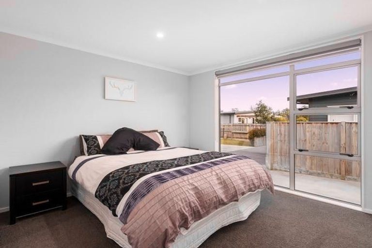 Photo of property in 58 Exeter Crescent, Takaro, Palmerston North, 4412