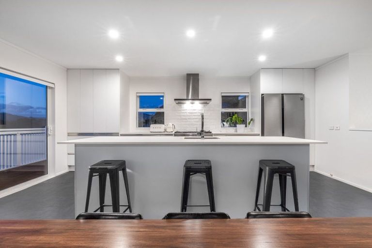 Photo of property in 11 Botany Lane, Whitby, Porirua, 5024