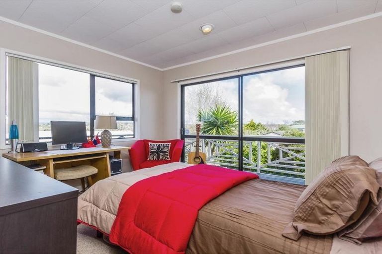 Photo of property in 27 Hobsonville Road, West Harbour, Auckland, 0618