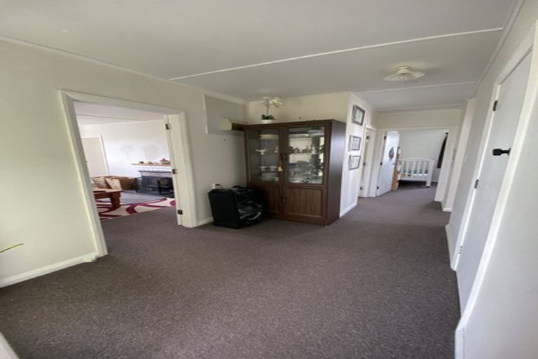 Photo of property in 18 Railway Street, Eltham, 4322