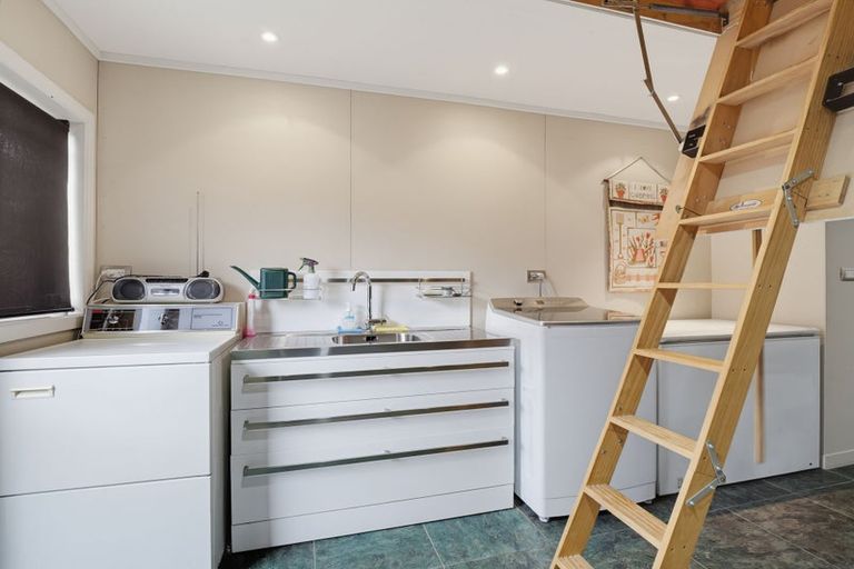Photo of property in 71 Ruapehu Drive, Fitzherbert, Palmerston North, 4410