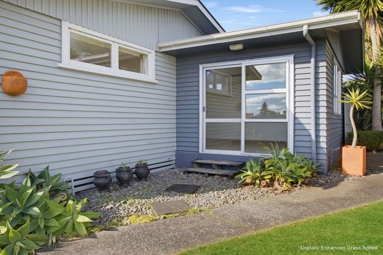 Photo of property in 5 Mayfair Place, Westown, New Plymouth, 4310