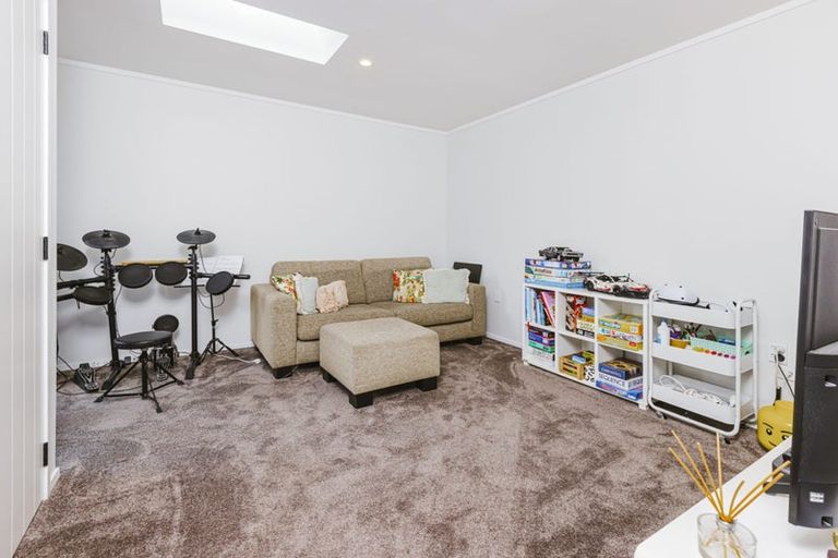 Photo of property in 9 Elrita Place, Conifer Grove, Takanini, 2112