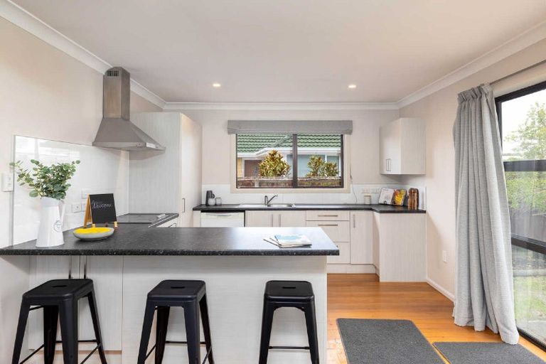 Photo of property in 60 Niven Street, Avondale, Christchurch, 8061