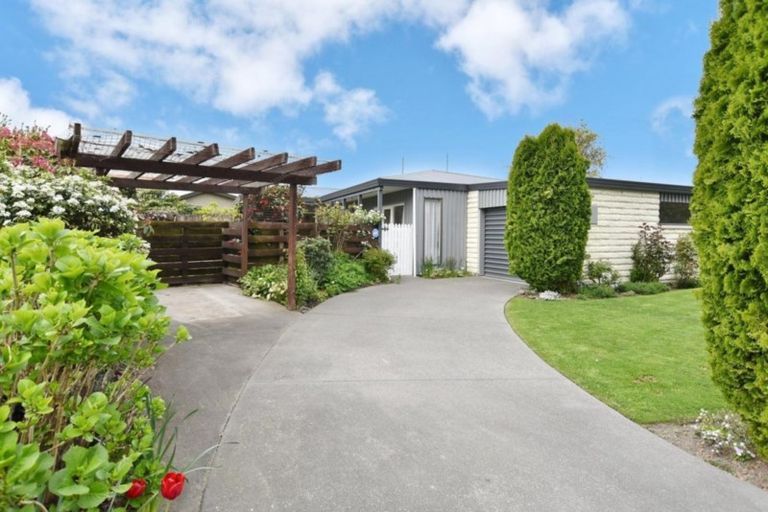 Photo of property in 17 Clivedon Place, Redwood, Christchurch, 8051