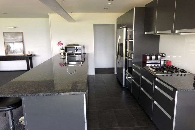 Photo of property in 11 Sovereign Point, Kaiwharawhara, Wellington, 6035