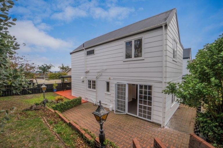 Photo of property in 2/19 Ridgemount Rise, Mangere Bridge, Auckland, 2022