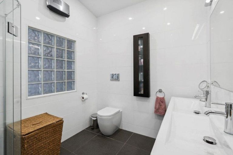 Photo of property in 85 Paremata Road, Paremata, Porirua, 5024