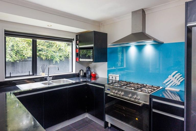 Photo of property in 5 D'urville Place, Kelvin Grove, Palmerston North, 4414