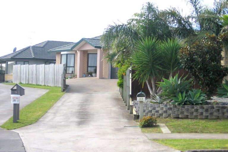 Photo of property in 22 Moyrus Crescent, East Tamaki Heights, Auckland, 2016