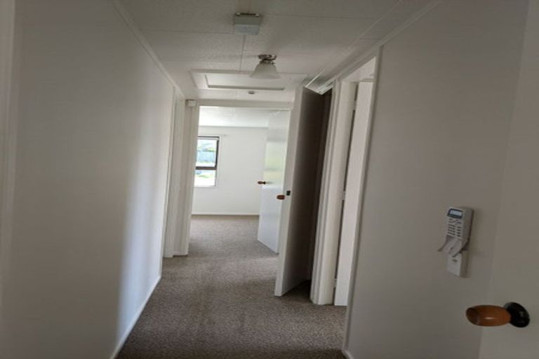 Photo of property in 60 Lavelle Road, Henderson, Auckland, 0612