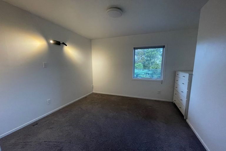 Photo of property in 111 Pupuke Road, Northcote, Auckland, 0627