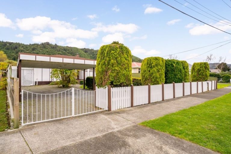 Photo of property in 15 Holdsworth Avenue, Trentham, Upper Hutt, 5018