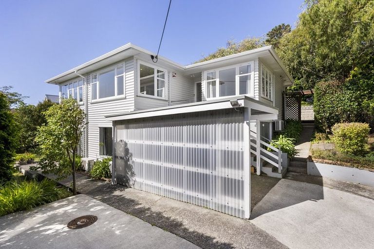 Photo of property in 39 Taylor Terrace, Tawa, Wellington, 5028